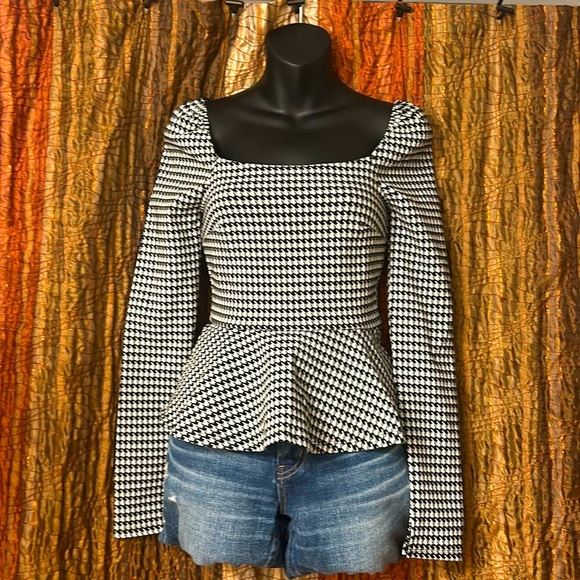 NWT Francesca’s mi ami houndstooth long sleeve peplum top - Picture 1 of 4